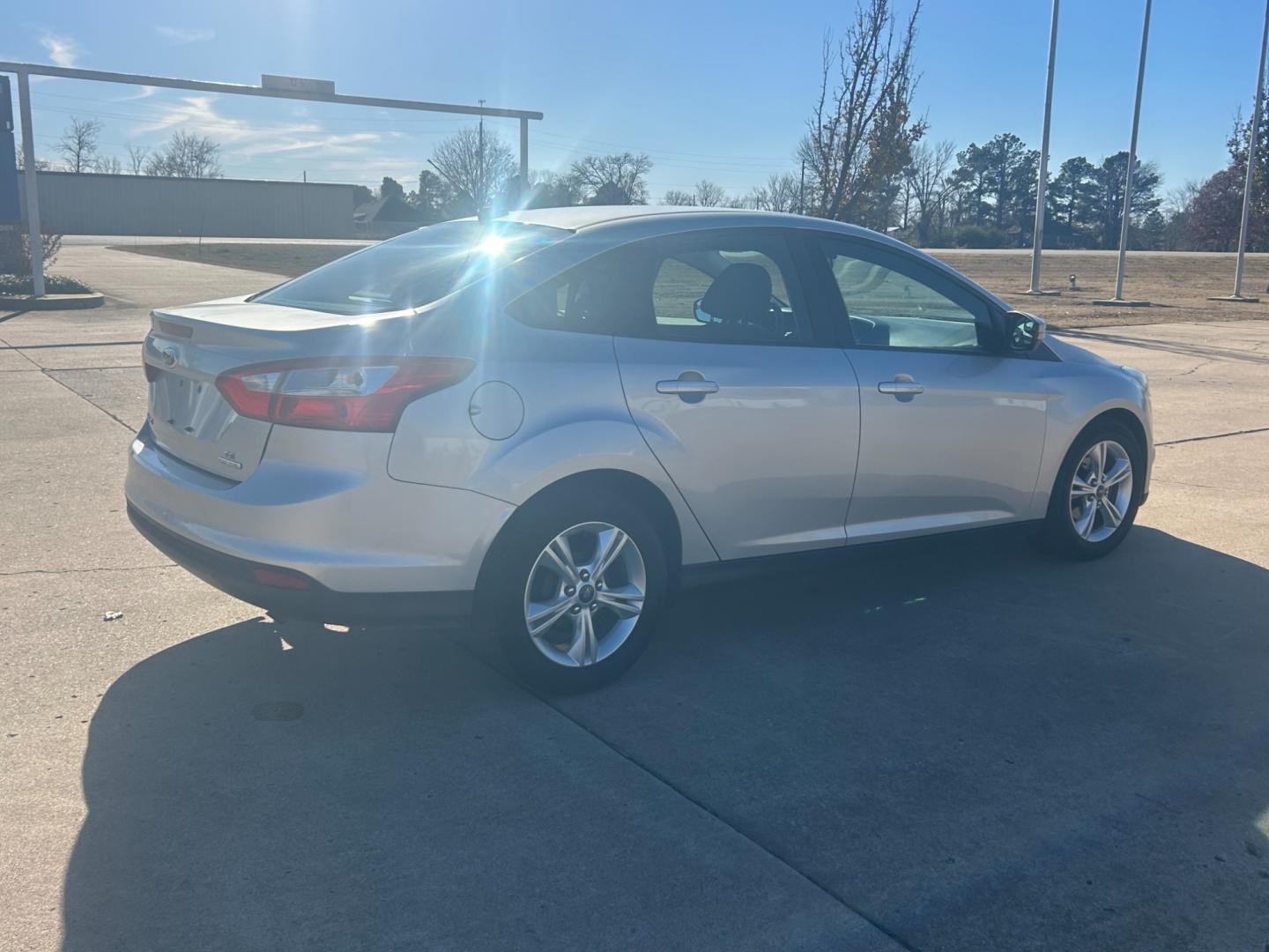 2013 Silver /Gray Ford Focus SEL FWD (1FADP3F2XDL) with an 2.4L engine, AUTOMATIC transmission, located at 17760 Hwy 62, Morris, OK, 74445, (918) 733-4887, 35.609104, -95.877060 - Photo#4